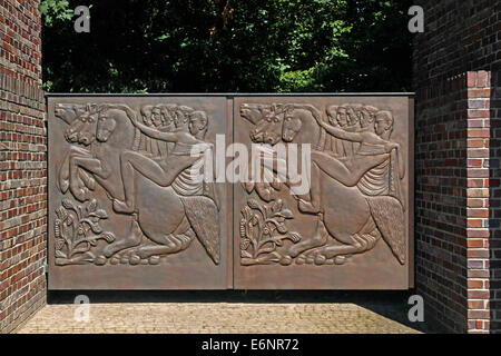 Das Löwentor, Detail, Eingang zum Park Rose Höhen, Darmstadt, Hessen, Deutschland, The Lion Gate ist der Eingang zu den Rose-Höhen. Es wurde 1927 erbaut und besteht aus sechs gemauerten Pfeilern, entworfen von Albin Müller auf die sechs Löwen-Skulpturen Poste waren Stockfoto