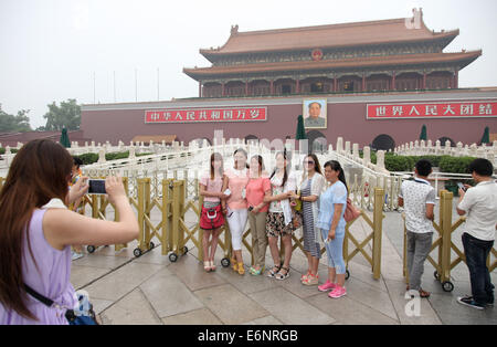 Eine Gruppe von Touristen nehmen Sie ein Bild von Mao Zedong, ehemaliger Vorsitzender der kommunistischen Partei und Präsident von China auf dem Tiananmen-Platz in Peking, China, 4. Juli 2014. Foto: Friso Gentsch/dpa Stockfoto