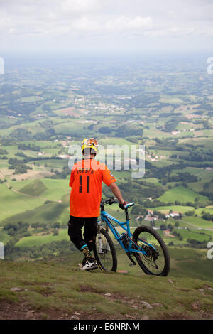 Im Inneren französischen Baskenland, ein Sportler mit seinem Mountainbike vor der Abfahrt des Baïgoura-Gipfels (2.942 Fuß). Stockfoto