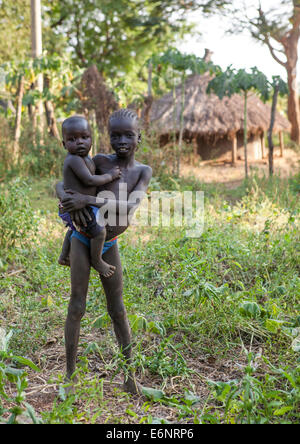 Anuak Kind hält ein Baby im Abobo, ehemalige Anuak König Dorf, Gambela Region, Äthiopien Stockfoto