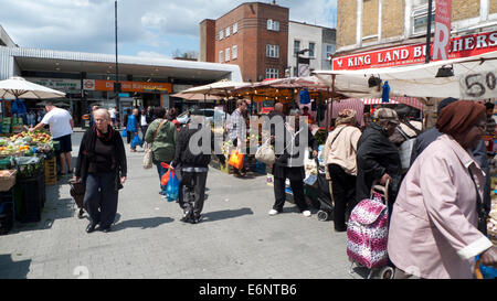 Menschen, die Obst und Gemüse kaufen, kaufen im Ridley Road Market in der Nähe der Kingsland Road in Dalston East London Großbritannien KATHY DEWITT Stockfoto