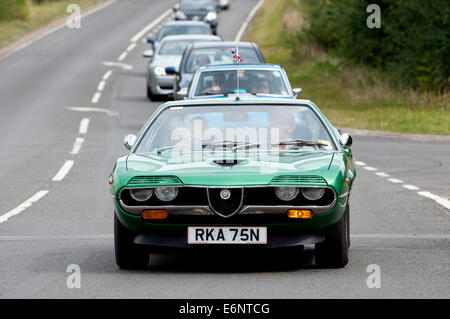 Alfa Romeo Montreal Auto unterwegs Fosse Way, Warwickshire, UK Stockfoto