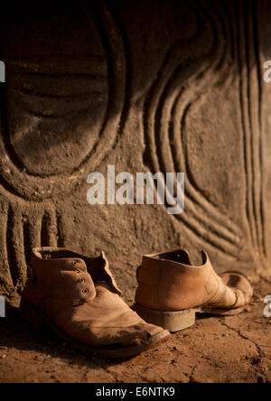 Alte Schuhe vor eine Anuak urige Hütte In Abobo, ehemalige Anuak König Dorf, Gambela Region, Äthiopien Stockfoto