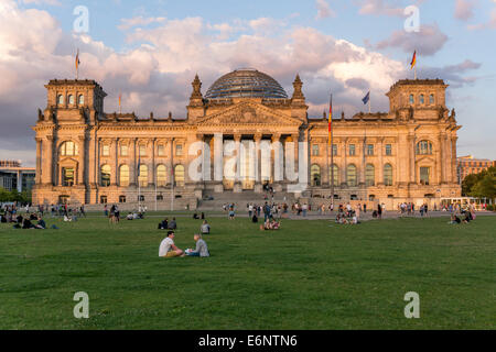 Deutschland: Reichstagsgebäude von Westen betrachtet. Foto vom 11. August 2014. Stockfoto