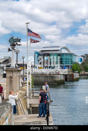 Blick über Plymouth Barbican zeigt die National Marine Aquarium, Plymouth, Devon, England, UK Stockfoto