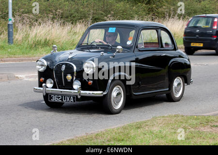 Austin A35 Auto unterwegs Fosse Way, Warwickshire, UK Stockfoto