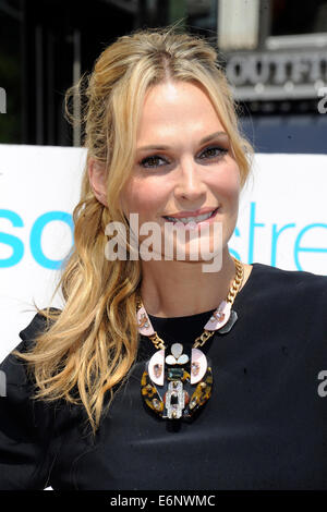 New York City. 27. August 2014. Molly Sims besucht SodaStream 12ft Zucker Installation am Union Square unterstützt von der Schauspielerin, Modell und globale Gesundheit befürworten Molly Sims am 27. August 2014 in New York City. / Allianz Credit Bild: Dpa/Alamy Live-Nachrichten Stockfoto