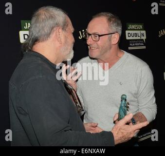 Regisseur Terry Gilliam ist mit einem Jameson Dublin International Film Festival Award Volta von Liam Cunningham im The Merrion Hotel vor einer Vorführung seines Films The Zero Theorem präsentiert...  Mitwirkende: Terry Gilliam, Liam Cunningham wo: Dublin, Irland Stockfoto