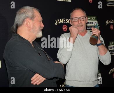 Regisseur Terry Gilliam ist mit einem Jameson Dublin International Film Festival Award Volta von Liam Cunningham im The Merrion Hotel vor einer Vorführung seines Films The Zero Theorem präsentiert...  Mitwirkende: Terry Gilliam, Liam Cunningham wo: Dublin, Irland Stockfoto