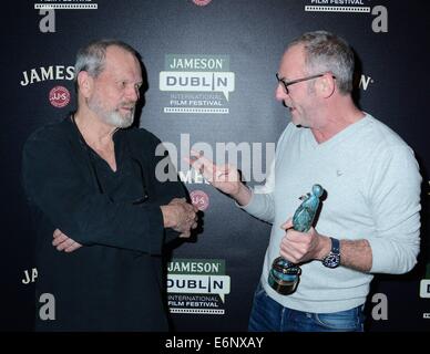 Regisseur Terry Gilliam ist mit einem Jameson Dublin International Film Festival Award Volta von Liam Cunningham im The Merrion Hotel vor einer Vorführung seines Films The Zero Theorem präsentiert...  Mitwirkende: Terry Gilliam, Liam Cunningham wo: Dublin, Irland Stockfoto