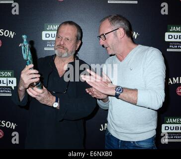 Regisseur Terry Gilliam ist mit einem Jameson Dublin International Film Festival Award Volta von Liam Cunningham im The Merrion Hotel vor einer Vorführung seines Films The Zero Theorem präsentiert...  Mitwirkende: Terry Gilliam, Liam Cunningham wo: Dublin, Irland Stockfoto