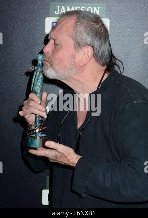 Regisseur Terry Gilliam ist mit einem Jameson Dublin International Film Festival Award Volta von Liam Cunningham im The Merrion Hotel vor einer Vorführung seines Films The Zero Theorem präsentiert...  Mitwirkende: Terry Gilliam wo: Dublin, Irland bei: 21 Februar 201 Stockfoto