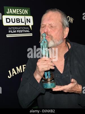 Regisseur Terry Gilliam ist mit einem Jameson Dublin International Film Festival Award Volta von Liam Cunningham im The Merrion Hotel vor einer Vorführung seines Films The Zero Theorem präsentiert...  Mitwirkende: Terry Gilliam wo: Dublin, Irland bei: 21 Februar 201 Stockfoto