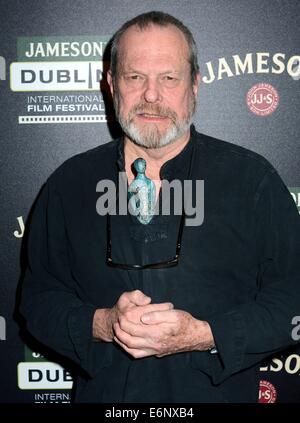 Regisseur Terry Gilliam ist mit einem Jameson Dublin International Film Festival Award Volta von Liam Cunningham im The Merrion Hotel vor einer Vorführung seines Films The Zero Theorem präsentiert...  Mitwirkende: Terry Gilliam wo: Dublin, Irland bei: 21 Februar 201 Stockfoto