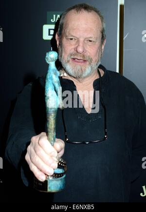 Regisseur Terry Gilliam ist mit einem Jameson Dublin International Film Festival Award Volta von Liam Cunningham im The Merrion Hotel vor einer Vorführung seines Films The Zero Theorem präsentiert...  Mitwirkende: Terry Gilliam wo: Dublin, Irland bei: 21 Februar 201 Stockfoto