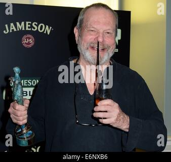 Regisseur Terry Gilliam ist mit einem Jameson Dublin International Film Festival Award Volta von Liam Cunningham im The Merrion Hotel vor einer Vorführung seines Films The Zero Theorem präsentiert...  Mitwirkende: Terry Gilliam wo: Dublin, Irland bei: 21 Februar 201 Stockfoto