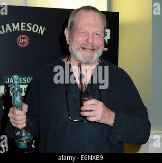 Regisseur Terry Gilliam ist mit einem Jameson Dublin International Film Festival Award Volta von Liam Cunningham im The Merrion Hotel vor einer Vorführung seines Films The Zero Theorem präsentiert...  Mitwirkende: Terry Gilliam wo: Dublin, Irland bei: 21 Februar 201 Stockfoto