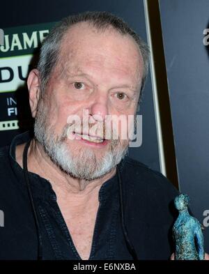 Regisseur Terry Gilliam ist mit einem Jameson Dublin International Film Festival Award Volta von Liam Cunningham im The Merrion Hotel vor einer Vorführung seines Films The Zero Theorem präsentiert...  Mitwirkende: Terry Gilliam wo: Dublin, Irland bei: 21 Februar 201 Stockfoto