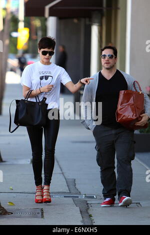 Schauspielerin Jaimie Alexander, tragen kein Make-up, mit ihrem personal Trainer in einem Fitnessstudio Ankunft Featuring: Jaimie Alexander Where: Los Angeles, California, Vereinigte Staaten von Amerika bei: 21. Februar 2014 Stockfoto