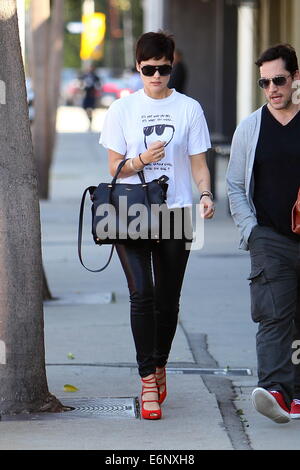 Schauspielerin Jaimie Alexander, tragen kein Make-up, mit ihrem personal Trainer in einem Fitnessstudio Ankunft Featuring: Jaimie Alexander Where: Los Angeles, California, Vereinigte Staaten von Amerika bei: 21. Februar 2014 Stockfoto