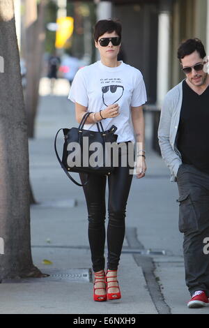 Schauspielerin Jaimie Alexander, tragen kein Make-up, mit ihrem personal Trainer in einem Fitnessstudio Ankunft Featuring: Jaimie Alexander Where: Los Angeles, California, Vereinigte Staaten von Amerika bei: 21. Februar 2014 Stockfoto