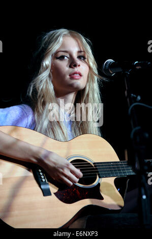 Schottische Sängerin Nina Nesbitt führt während ein Meet &amp; greet bei HMV Oxford Street, ihr Debüt-Album "Wasserstoffperoxid" zu fördern Featuring: Nina Nesbitt Where: London, Vereinigtes Königreich bei: 21. Februar 2014 Stockfoto