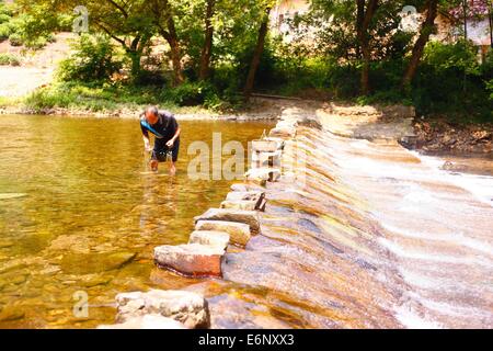 Hefei, China Anhui Provinz. 31. Juli 2014. Ein Dorfbewohner fängt Fisch in einem Bach in Tingxi Township unter Xauancheng Stadt, der ostchinesischen Provinz Anhui, 31. Juli 2014. © Zhu Weixi/Xinhua/Alamy Live-Nachrichten Stockfoto