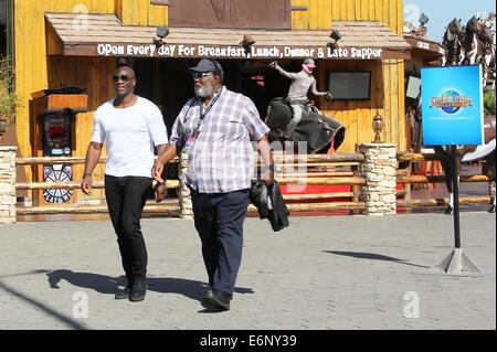 Adewale Akinnuoye-Agbaje kommt bei Universal CityWalk für einen Auftritt im "Extra" Featuring: Adewale Akinnuoye-Agbaje wo: Los Angeles, California, Vereinigte Staaten von Amerika bei: 21. Februar 2014 Stockfoto