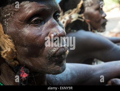 Alter Mann vom Stamm der Anuak In traditioneller Kleidung, Gambela, Äthiopien Stockfoto