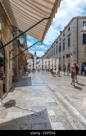 Touristen zu Fuß entlang der Hauptstraße Stradun in Dubrovnik, Kroatien. Stockfoto