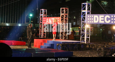 Ameise & Dez. Dreharbeiten eine Seilrutsche stunt außen ITV Studios Featuring: Ashley Roberts wo: London, Vereinigtes Königreich bei: 22. Februar 2014 Stockfoto