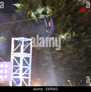 Ameise & Dez. Dreharbeiten eine Seilrutsche stunt außen ITV Studios Featuring: Declan Donnelly wo: London, Vereinigtes Königreich bei: 22. Februar 2014 Stockfoto