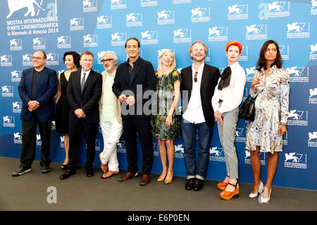 Venedig, Italien. 27. August 2014. Carlo Verdone, Joan Chen, Tim Roth, Elia Suleiman, Alexandre Desplat, Jessica Hausner, Philip Groning, Sandy Powell und Jhumpa Lahiri während der Jury-Fototermin auf die 71nd Venice International Film Festival am 27. August 2014 Credit: Dpa picture-Alliance/Alamy Live News Stockfoto