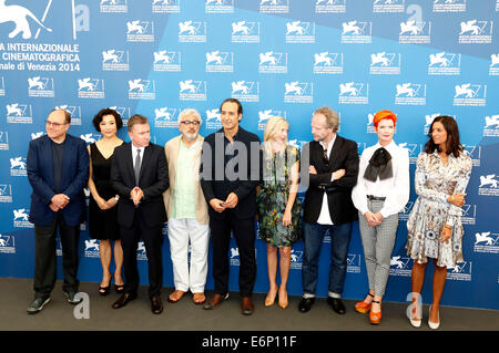 Venedig, Italien. 27. August 2014. Carlo Verdone, Joan Chen, Tim Roth, Elia Suleiman, Alexandre Desplat, Jessica Hausner, Philip Groning, Sandy Powell und Jhumpa Lahiri während der Jury-Fototermin auf die 71nd Venice International Film Festival am 27. August 2014 Credit: Dpa picture-Alliance/Alamy Live News Stockfoto