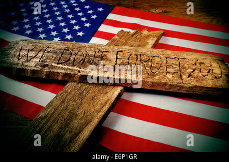 der Satz, den wir nicht vergessen, dass Sie über die Flagge der Vereinigten Staaten auf ein hölzernes Kreuz geschnitzt Stockfoto