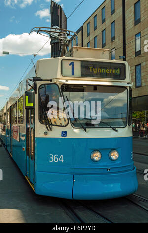 Eine blaue Straßenbahn läuft in der Stadt von Göteborg, Kungstorget, Bohuslän und Västergötland, Schweden. Stockfoto