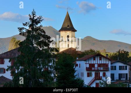 Frankreich, Atlantic-Pyrenees(64), Baskenland, Dorf von Ainhoa mit dem Rhune Berg im Hintergrund Stockfoto