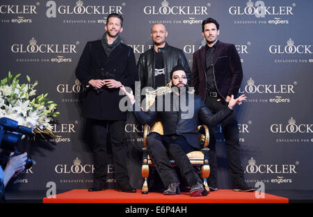 Berlin, Deutschland. 28. August 2014. Star-Designer Harald Glööckler (Harald Gloeoeckler, vorne) posiert mit Modell Oliver Sanne (L-R), Mister Deutschland 2014 Und 2014 Christian Tews Bachelor und Bachelor 2013 Jan Kralitschka während der Präsentation seiner Sammlung "GLÖÖCKLER exklusiv für Engbers" in Berlin, Deutschland, 28. August 2014. Foto: Jens Kalaene/Dpa/Alamy Live News Stockfoto