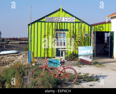 (Datei) - eine Archiv Bild, datiert 29. August 2013, zeigt des Künstlers Atelier und Galerie "Nuancen Ocanes" auf der Ile d'Oléron, Frankreich, 29. August 2013. Foto: Sabine Glaubitz/dpa Stockfoto