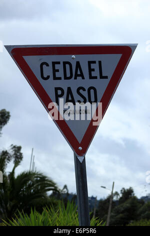 Ein spanischer Sprache Ertrag Zeichen an der Seite einer Straße in Ibarra, Ecuador Stockfoto