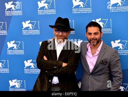 Venedig, Italien. 28. August 2014. Actor Peiman Moadi (R) und Schauspieler Habib Rezaei posieren für ein Foto für den iranischen Film "Geschichten" in der 71. Filmfestspielen in Venedig, Italien, am 28. August 2014. Bildnachweis: Xu Nizhi/Xinhua/Alamy Live-Nachrichten Stockfoto