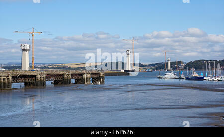 Fortschritte beim Aufbau der Queensferry Crossing über den Firth of Forth zwischen Lothian und Fife in Schottland mit Hauptstützen Stockfoto