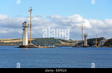 Fortschritte beim Aufbau der Queensferry Crossing über den Firth of Forth zwischen Lothian und Fife in Schottland mit Hauptstützen Stockfoto