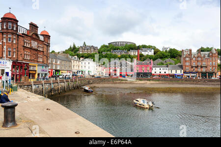 Oban oceanfront Stadtzentrum mit den McCaig's Tower im Hintergrund, Oban, Argyll and Bute, Schottland, UK Model Release: Nein Property Release: Nein. Stockfoto