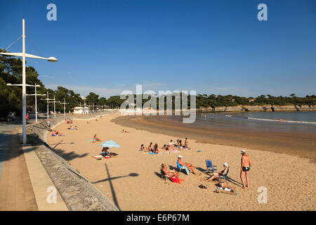 Menschen am Strand von Nauzan Bay in der Nähe von Royan Frühsommer Sonne zu genießen. Stockfoto