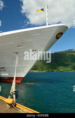 P & O Kreuzfahrtschiff vor Aurora Anker neben einem norwegischen Fjord. Stockfoto