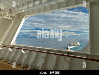 Blick vom Heck eines Kreuzfahrtschiffes auf hoher See. Stockfoto