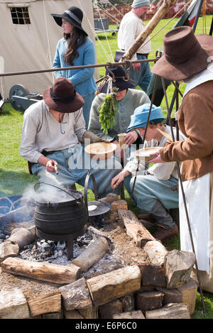 Sir William Pennymans Regiment. Englischer Bürgerkrieg. Royalist Armee um ein Feuer auf einem Reenactment militärischen Show Kochen. UK Stockfoto