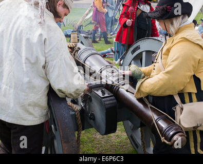 Sir William Pennymans Regiment. Englischer Bürgerkrieg. Royalist Armee Reinigung eine Canon auf einem Reenactment militärischen Show. UK Stockfoto