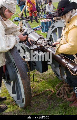 Sir William Pennymans Regiment. Englischer Bürgerkrieg. Royalist Armee Reinigung eine Canon auf einem Reenactment militärischen Show. UK Stockfoto